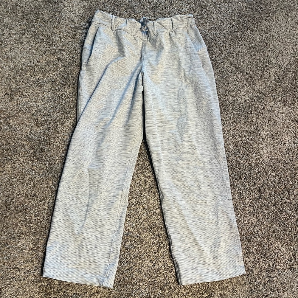 Ready to Rulu cropped pant, size 8!